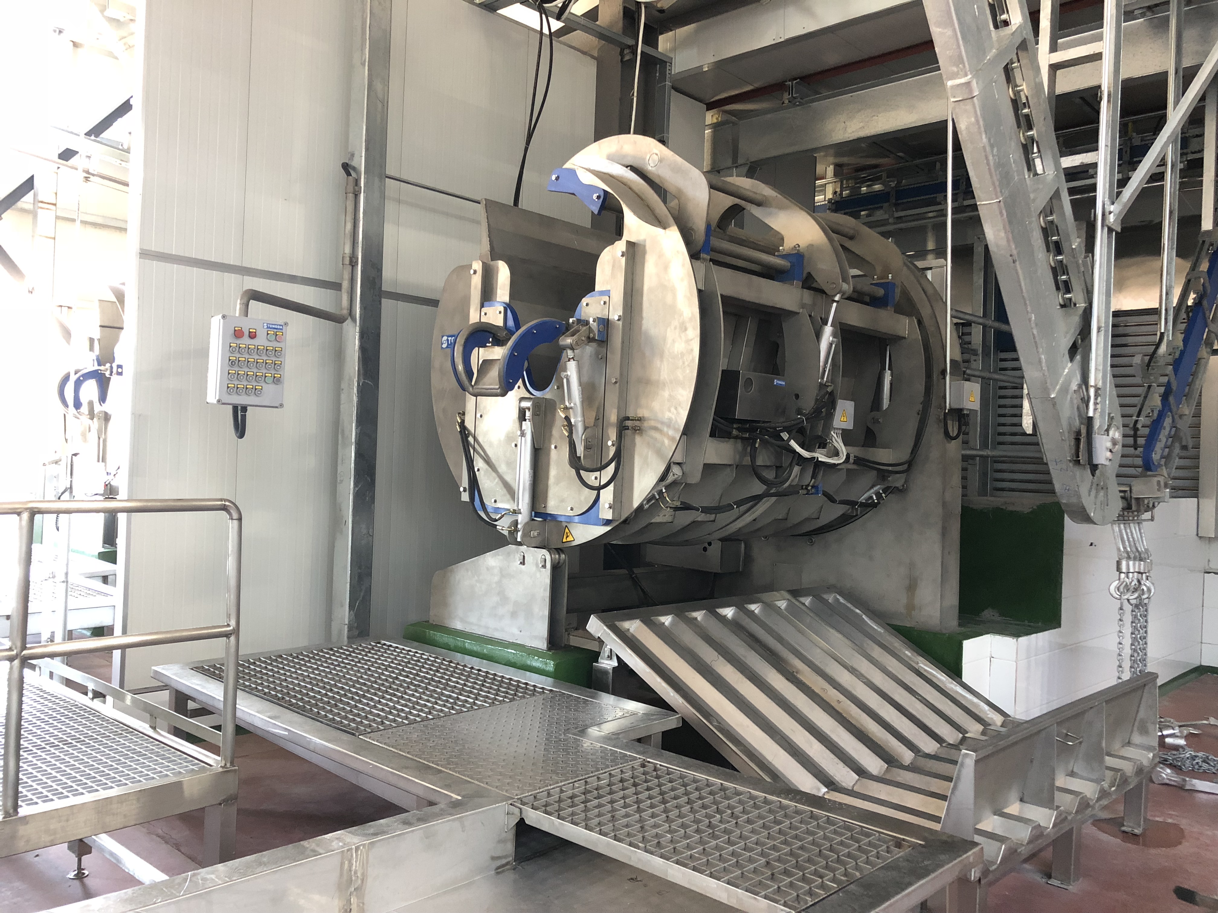 Ritual killing box for cattle