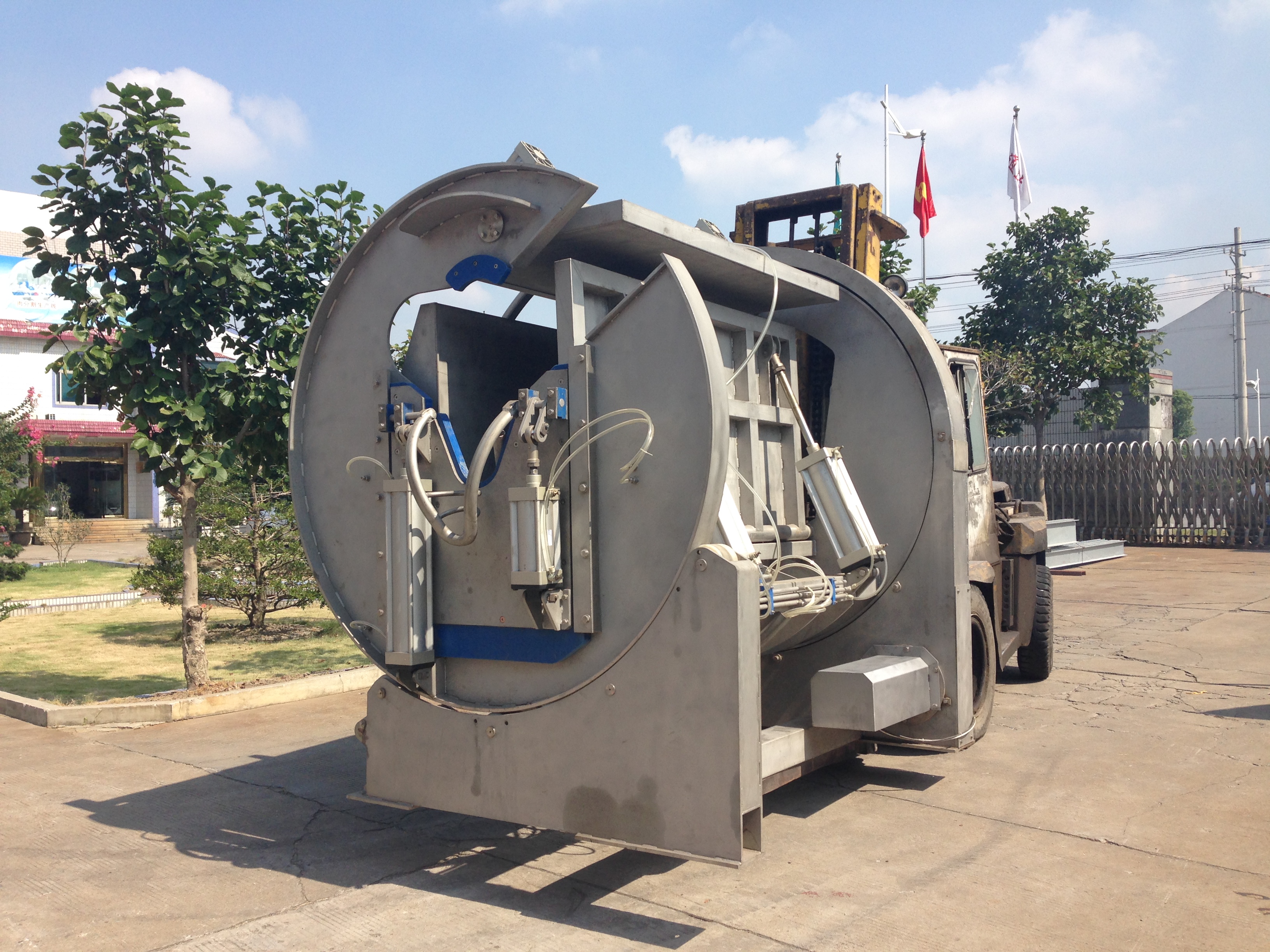 Ritual killing box for cattle